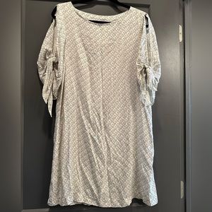 H&M cream patterned slit tie sleeve shift dress